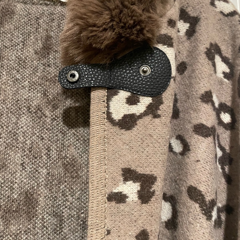 Leopard Print Faux Fur Trim Cape - image 3